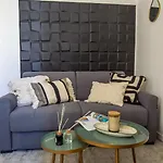 Charming 2 rooms refurbished super center